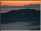 foto Colline nella nebbia al Tramonto